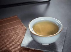 <b>冬季煮茶新白茶和老白茶选哪个？用热水还是冷水煮</b>