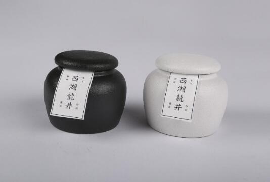 贮藏龙井茶用茶叶罐存放,严禁与异味接触